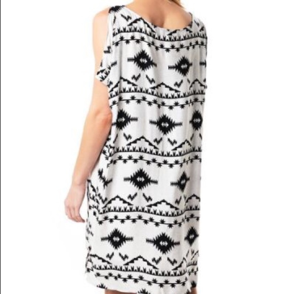 BB Dakota Cold Shoulder Melody Symbol Print Tribal - Picture 2 of 6